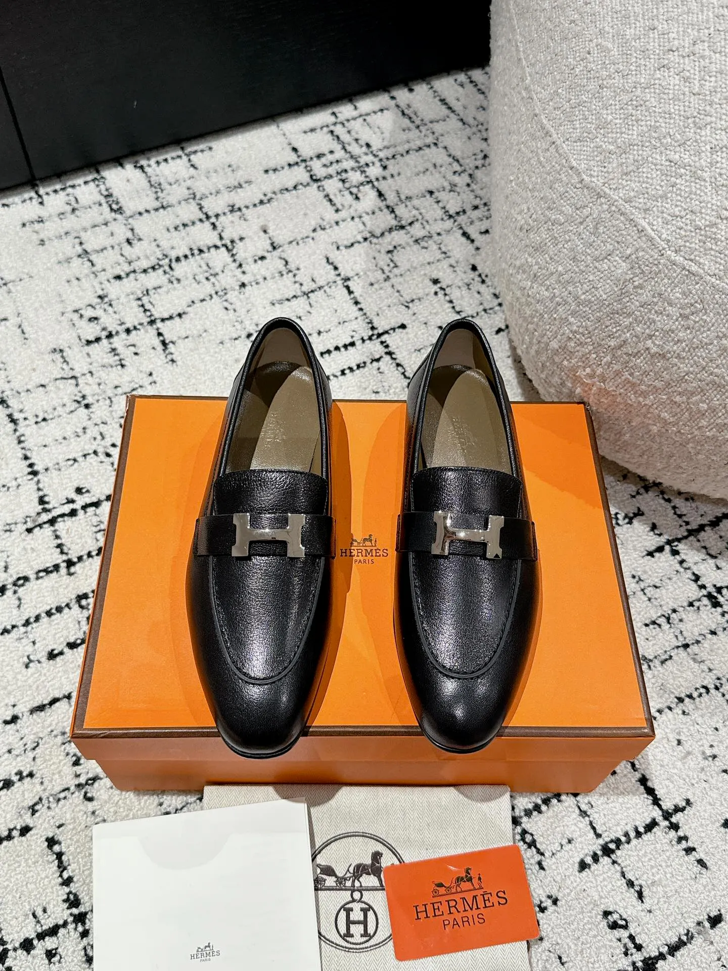 👟👟Ex-factory price 720👟👟 (top version) Hermes/25ss classic model is undoubtedly the leader in luxury goods. Every single product is very popular‼ ️Although the styles are few, they are more refined and more classic. They never go out of style. They are a brand that maintains and appreciates value. It is rare to have such a reputation in consumer goods sincerely! This pair of shoes is a classic style of this brand. It is decorated with metal buckles exclusive to Hermès. It is a classic that has become more and more beautiful over the course of history. We will bring out some goods from the channel in small quantities! The leather feels very, very soft and feels like baby skin! Feel the luxury! Supplies are huge! ✔️Material: imported sheepskin upper ✔️Inner lining/foot pads: imported sheepskin ✔️Outsole: genuine leather ➕tpu bottom ⚠️ ✔️Size: 35/36/37/38/39 (40/41/42 can be ordered)